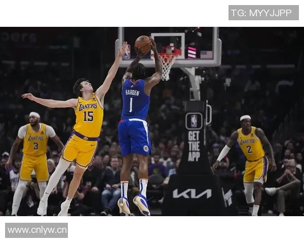 莱昂纳德半场表现出色高效贡献13分3篮板4助攻1抢断助力球队