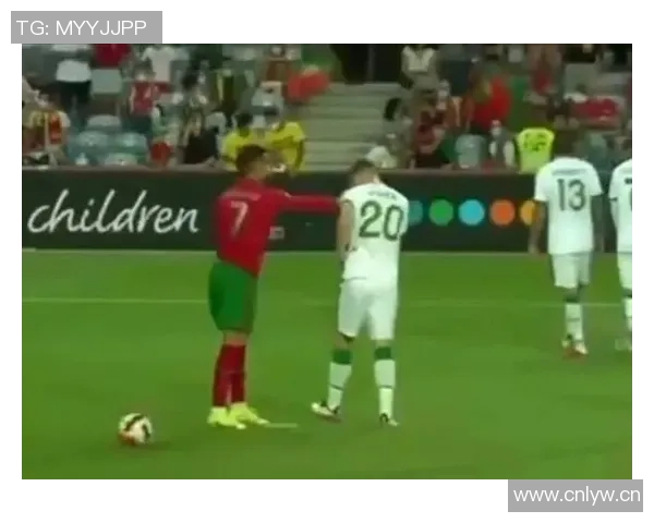 C罗与爱尔兰恩怨再起四年前挥手打人今肘击染红被罚下