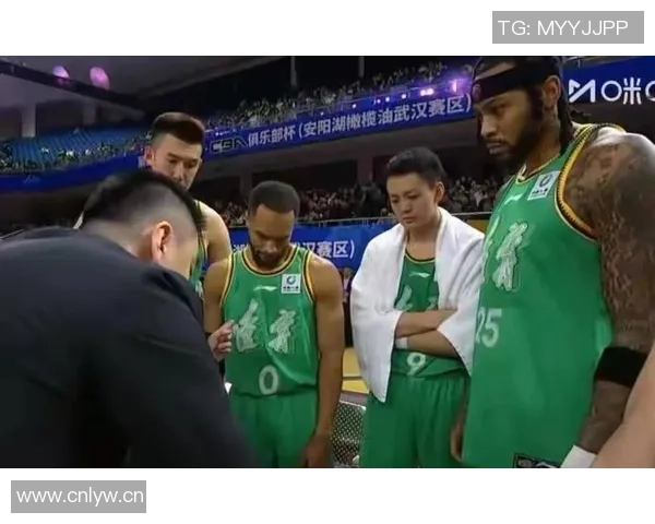 杨鸣工作室力挺遭驱逐的2T：勇于表达与行动的精神值得赞赏