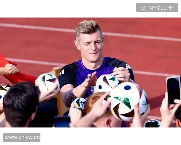 克罗斯评选历史最佳阵容梅西C罗领衔中场魔笛齐祖前锋大小罗同在